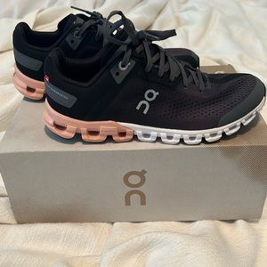 NWT On Running / Cloudflow sneakers